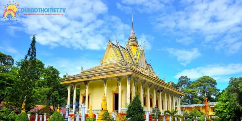 Trà Vinh nổi tiếng với văn hóa đa sắc, bờ biển dài hoang sơ