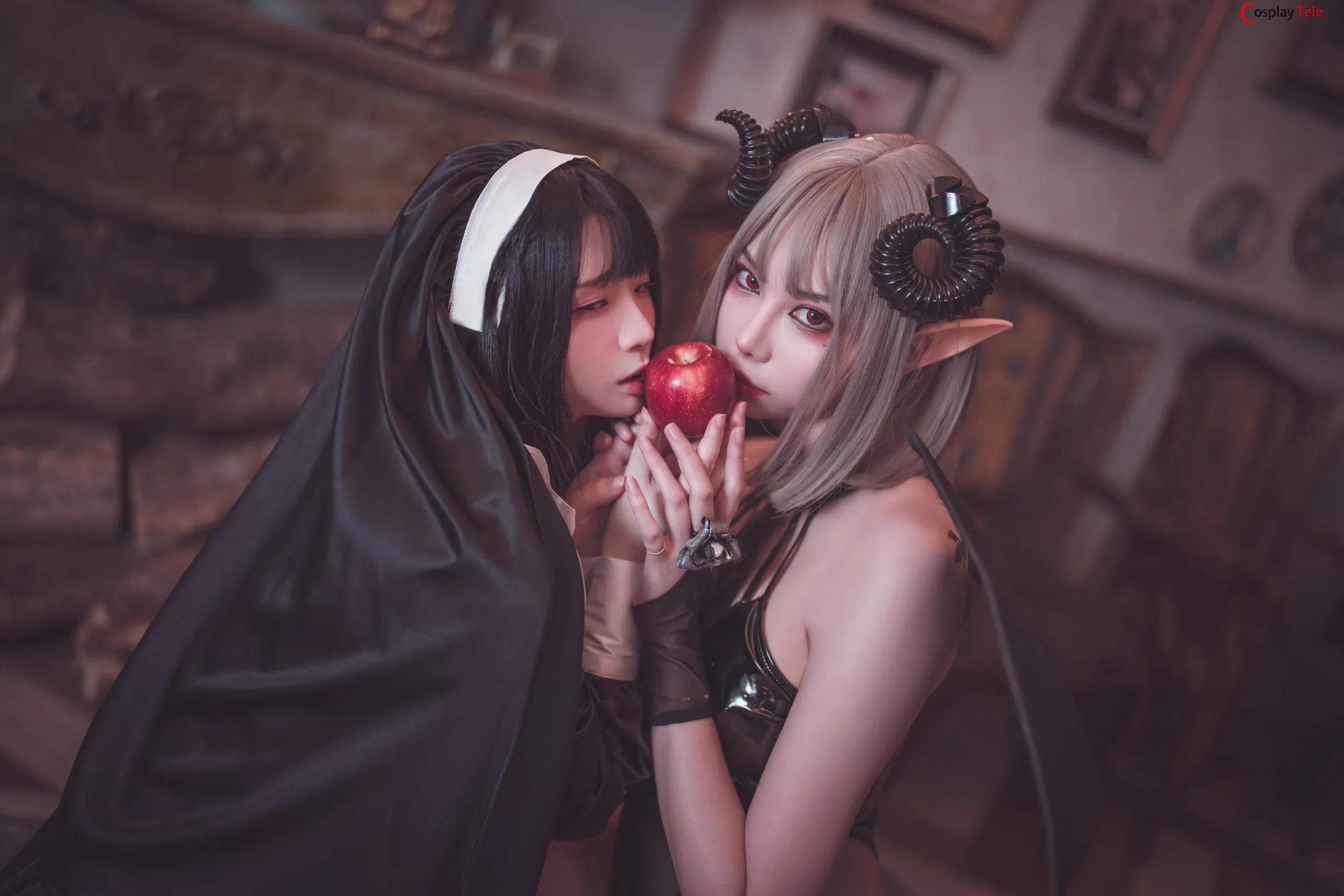 Cosplay nữ tu và ác quỷ bối cảnh nhà nguyện đầy thiêng liêng