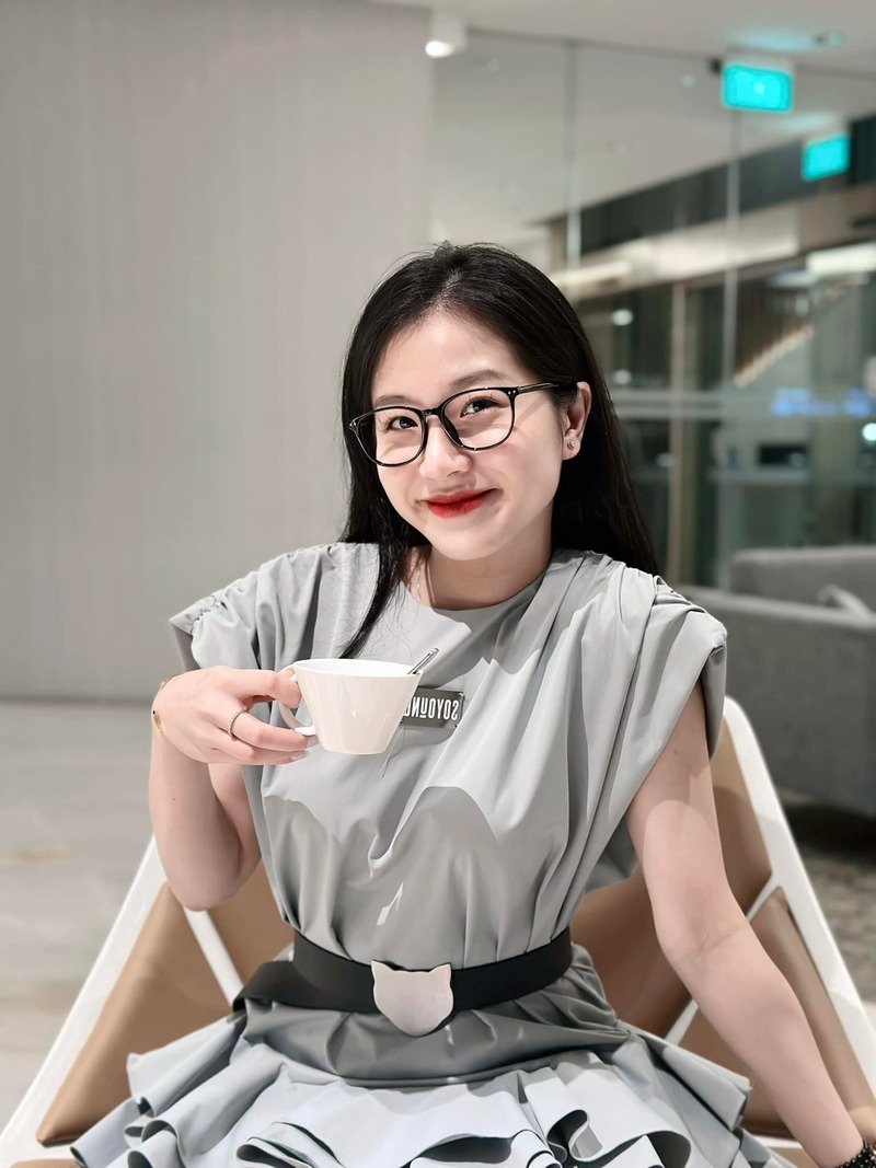 Vân Chòe trong tạo dáng quyến rũ bên hồ bơi vô cực