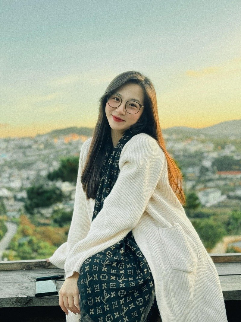 Vân Chòe khoe vòng eo con kiến trong trang phục croptop