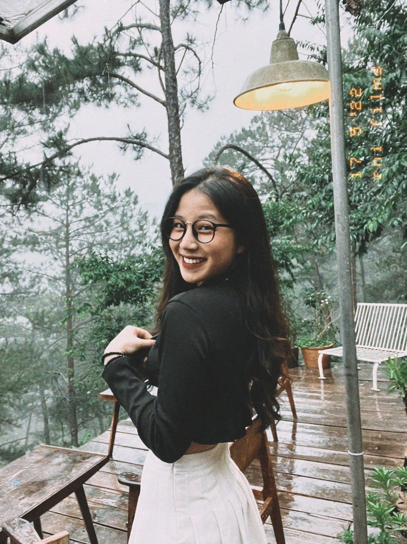 Vân Chòe khoe góc nghiêng thần thánh cực kỳ thanh tú