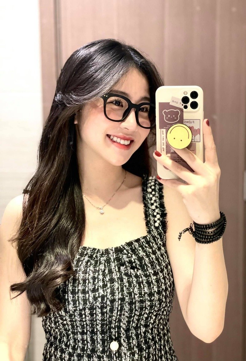 Sự đối lập thú vị giữa ảnh video và ảnh đời thực của Vân Chòe
