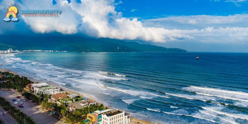 Bãi biển Mỹ Khê thích hợp cho các hoạt động thể thao