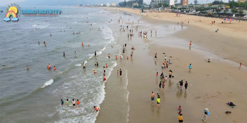 Biển Thiên Cầm nằm cách trung tâm Hà Tĩnh 20km