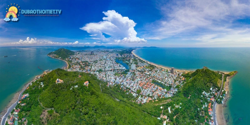  Biển Vũng Tàu nổi bật với bãi cát trắng, nước biển trong xanh
