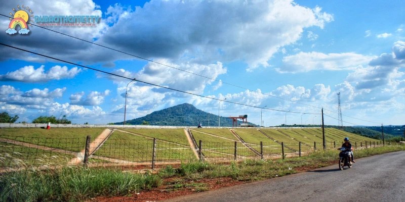 Chiêm ngưỡng cảnh quan thiên nhiên hùng vĩ từ đỉnh núi Bà Rá