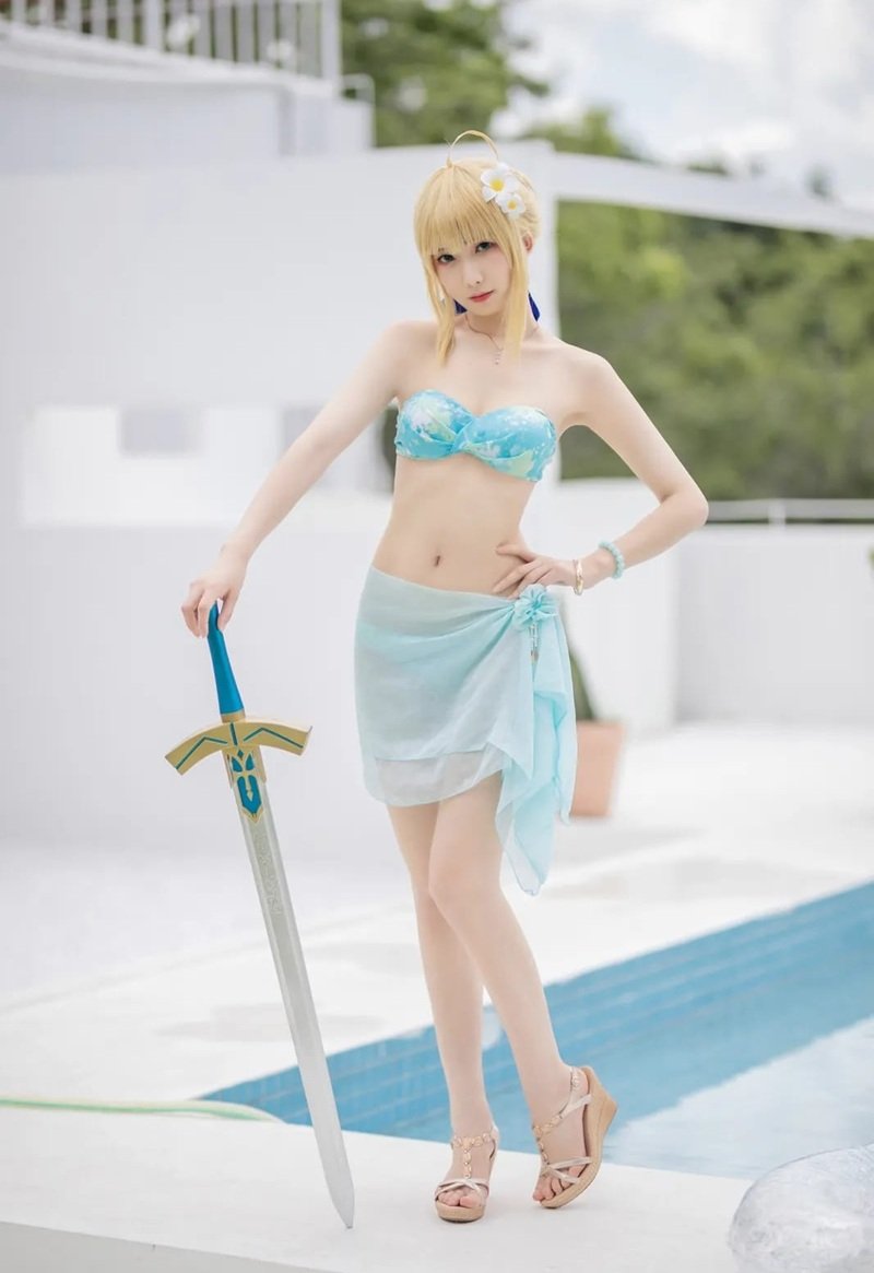 Cosplayer nổi tiếng hóa thân thành nhân vật anime diện bikini