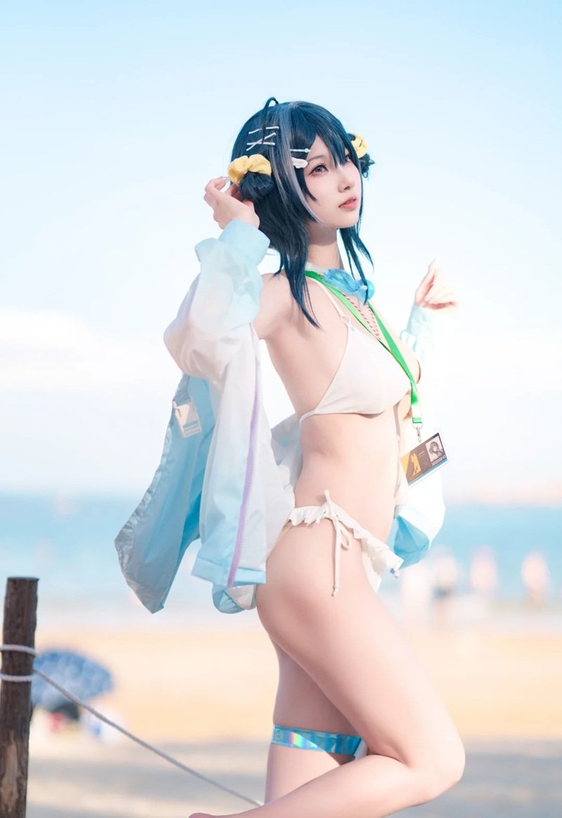 Vẻ đẹp gợi cảm của cosplayer trong trang phục bikini nghệ thuật