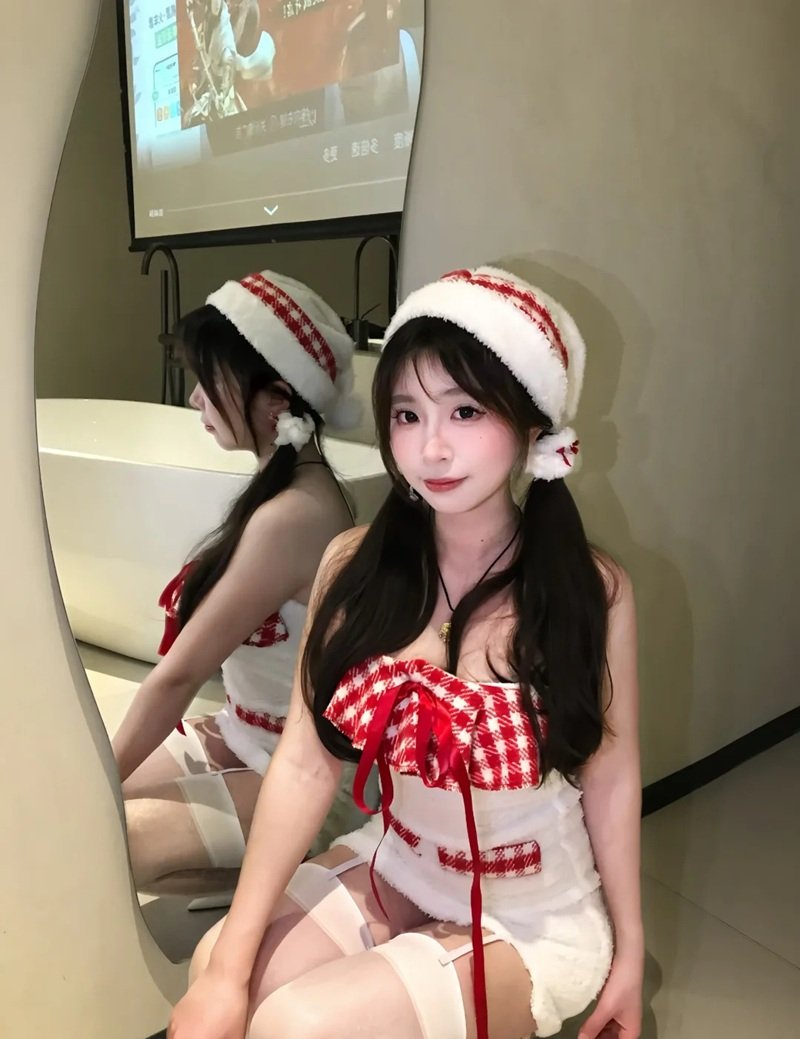 Gái xinh mặc váy ngắn da cực ngầu và cá tính mạnh mẽ