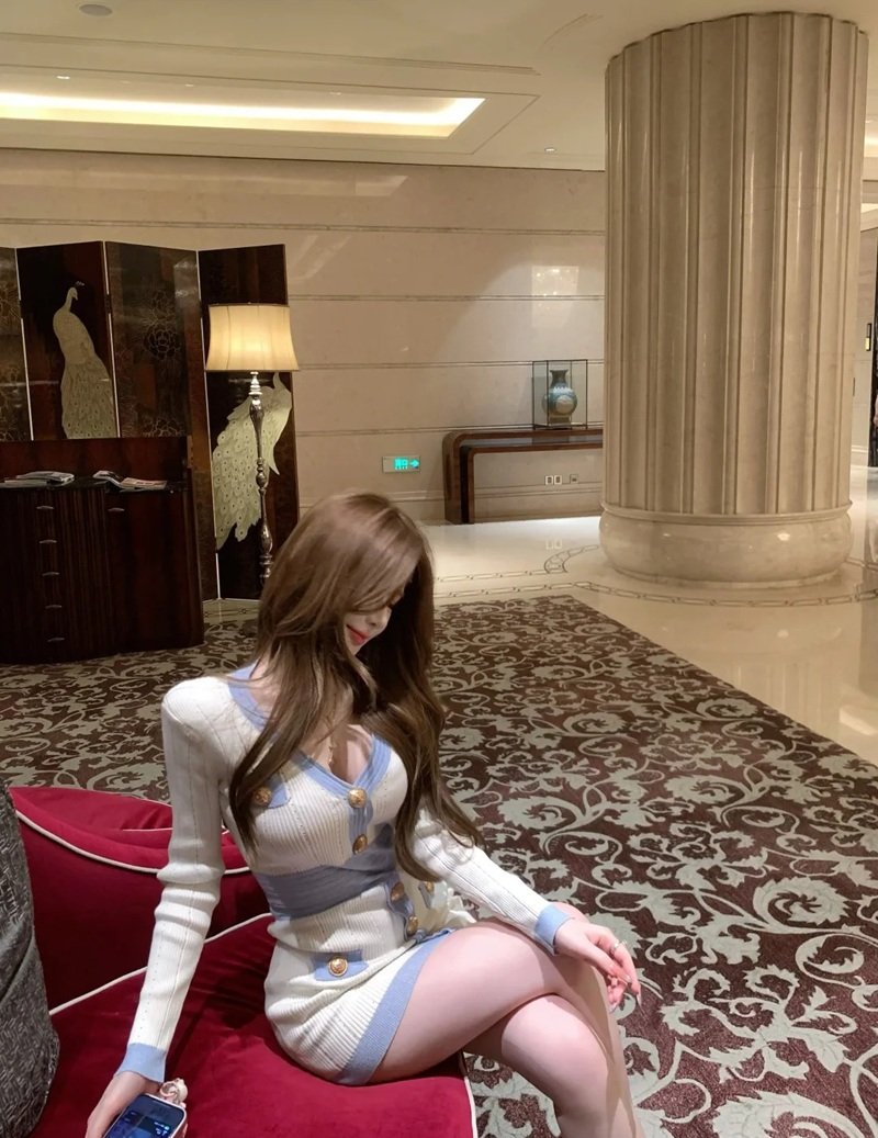 Gái xinh mặc váy ngắn đen bí ẩn và sexy tại sự kiện