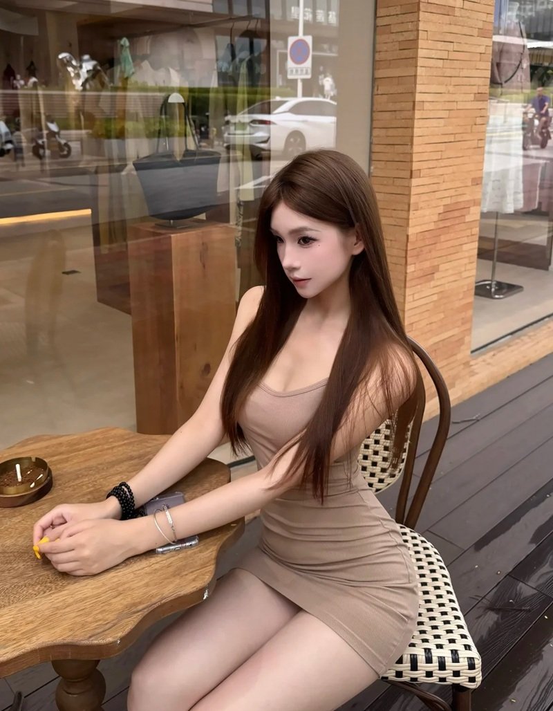 Nhan sắc nàng thơ diện váy ngắn hoa nhí nhẹ nhàng xuống phố