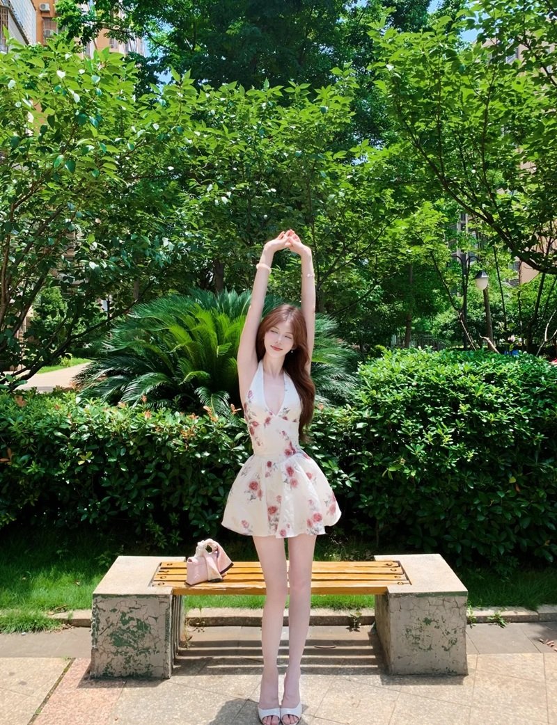 Gái xinh mặc váy ngắn tạo dáng quyến rũ bên xe sang