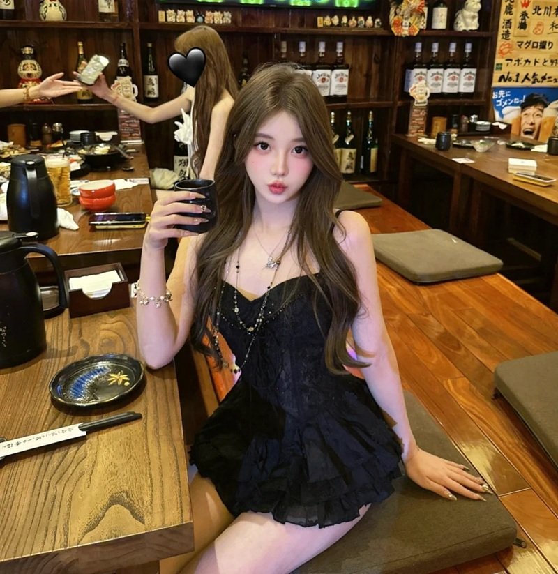 Gái xinh mặc váy ngắn phối cùng tất đùi đen sexy và lôi cuốn