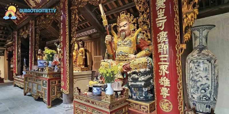 Hành trình tham quan nên bắt đầu từ cổng Tam Quan uy nghi