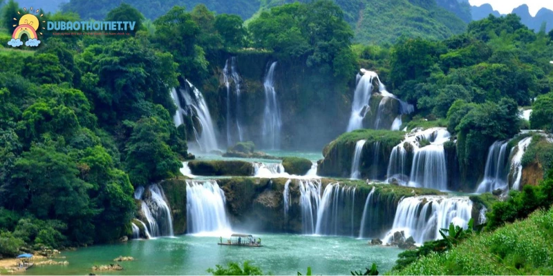 Hệ thống núi đá vôi và hang động thần bí tại Hồ Ba Bể