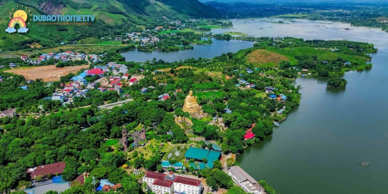 Hồ Núi Cốc có cảnh quan hoang sơ, khí hậu mát mẻ