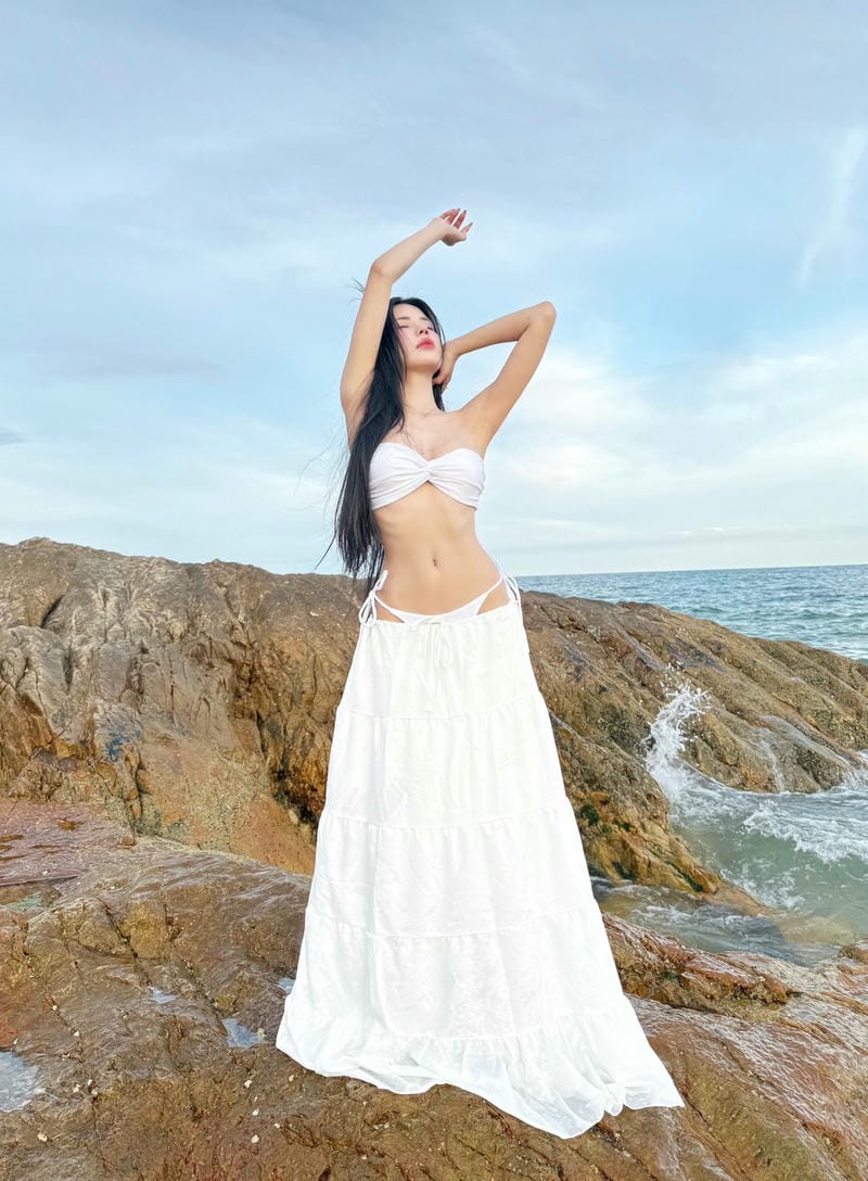 Mai Dora diện bikini màu hồng kẹo ngọt nhưng vẫn toát lên vẻ sexy khó cưỡng