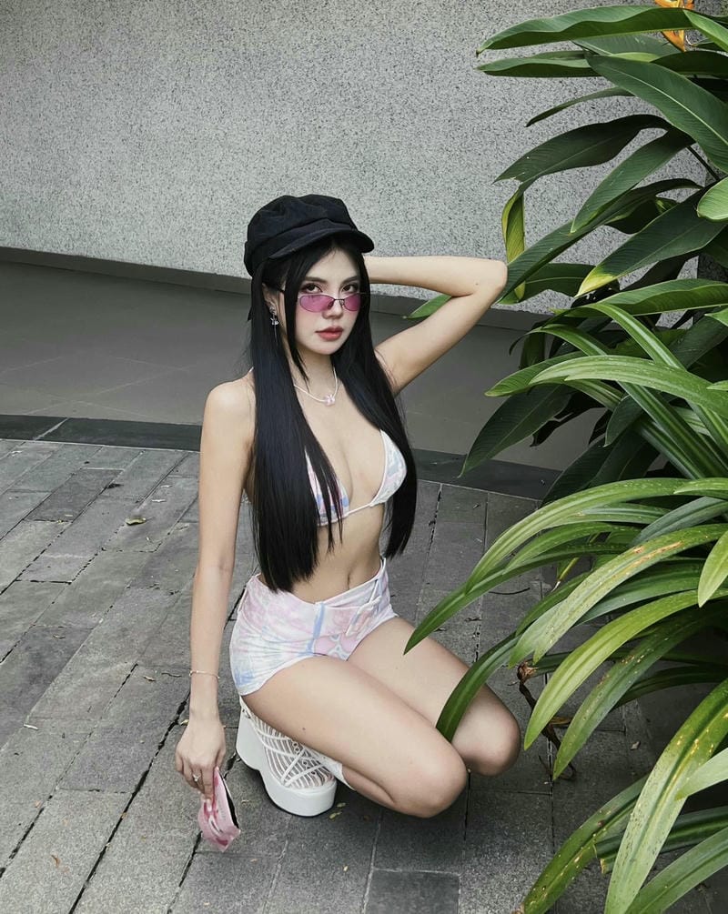 Khoảnh khắc Mai Dora bikini bước lên từ làn nước làm ai cũng đứng hình