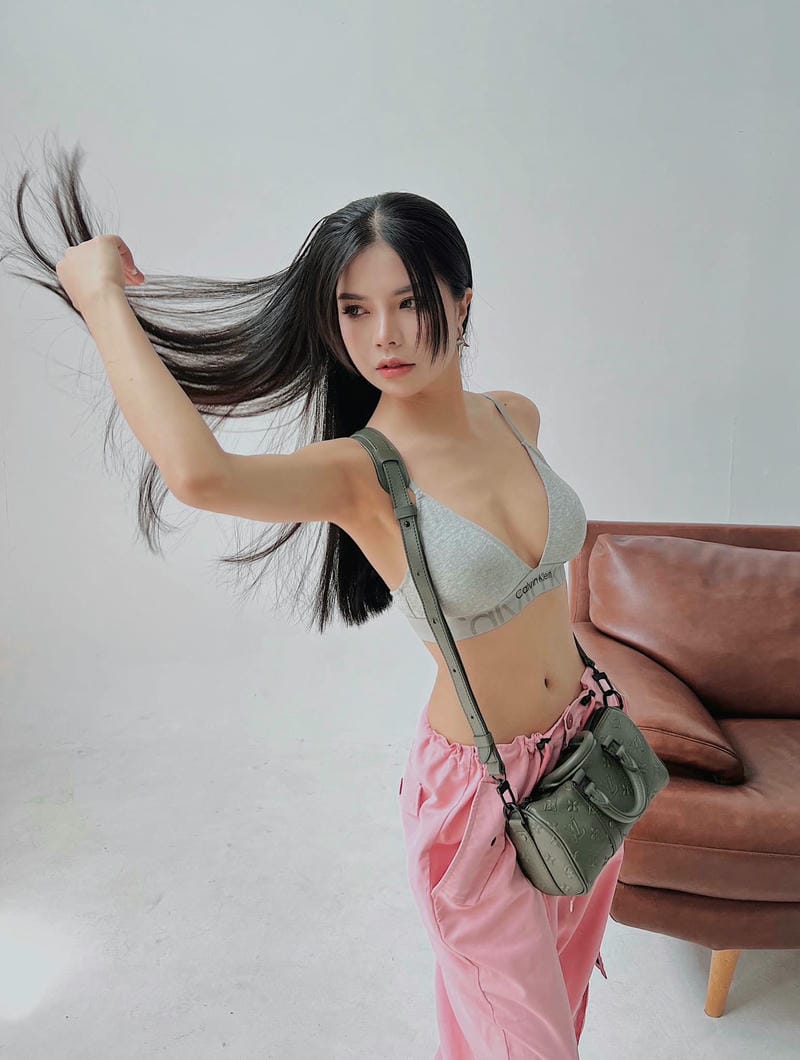 Vẻ đẹp phồn thực của Mai Dora làm bừng sáng khung hình bãi biển nắng vàng