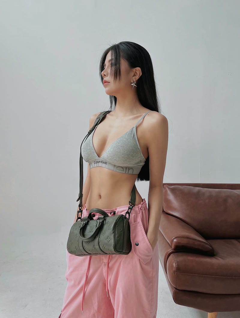 Mai Dora tạo dáng khiêu khích bên bờ cát với bộ đồ tắm siêu gợi cảm
