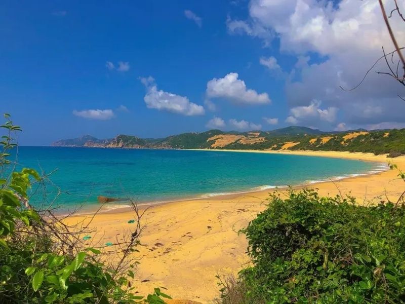 Cung đường biển Bãi Na với cát trắng trải dài, biển xanh như ngọc