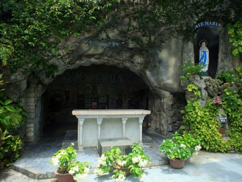 Sau lưng nhà thờ là hang đá Đức Mẹ được bài trí phỏng theo mẫu hang đá Lourdes ở Pháp