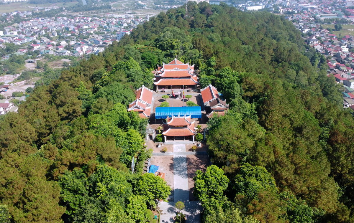 Ngôi đền vua Quang Trung giữa núi non hùng vĩ