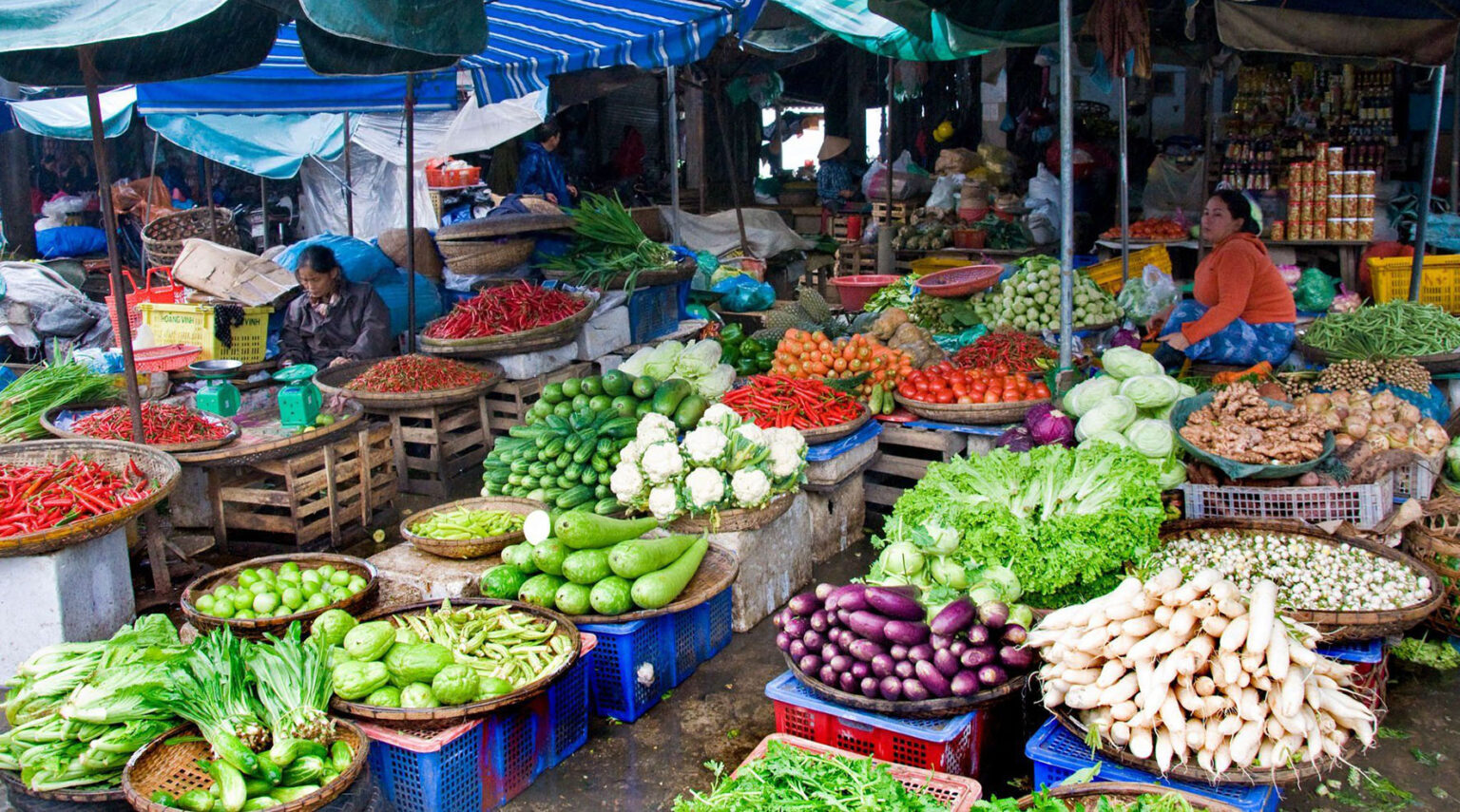 Chợ quê yên bình dưới chân núi