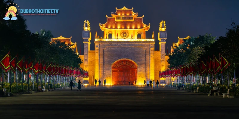 Quần thể Di tích Đền Hùng tọa lạc trên núi Nghĩa Lĩnh