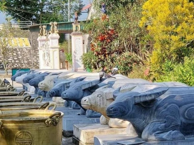 Đền Chín Gian nổi bật với hình ảnh 9 con trâu quỳ gối