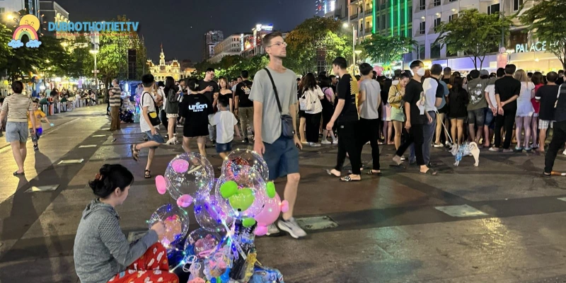 Tham quan phố đi bộ Nguyễn Huệ tại quảng trường trung tâm