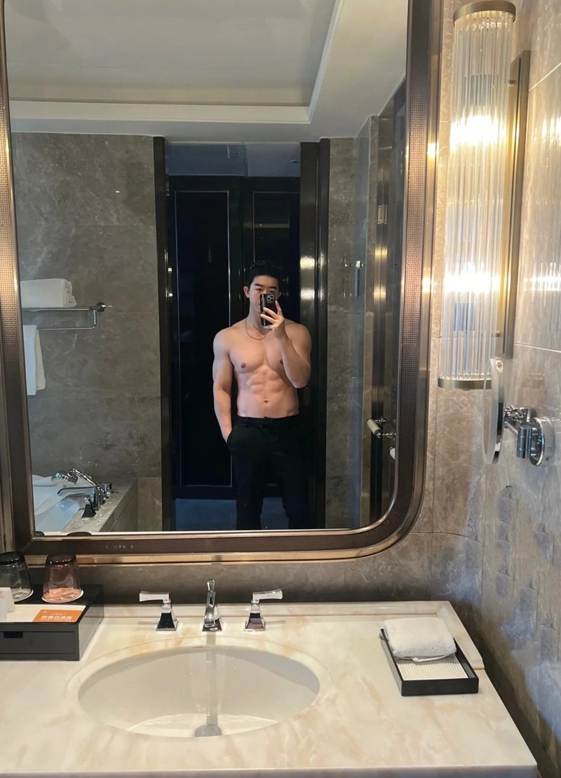 Ảnh trai đẹp 6 múi phong cách bad boy lạnh lùng cá tính