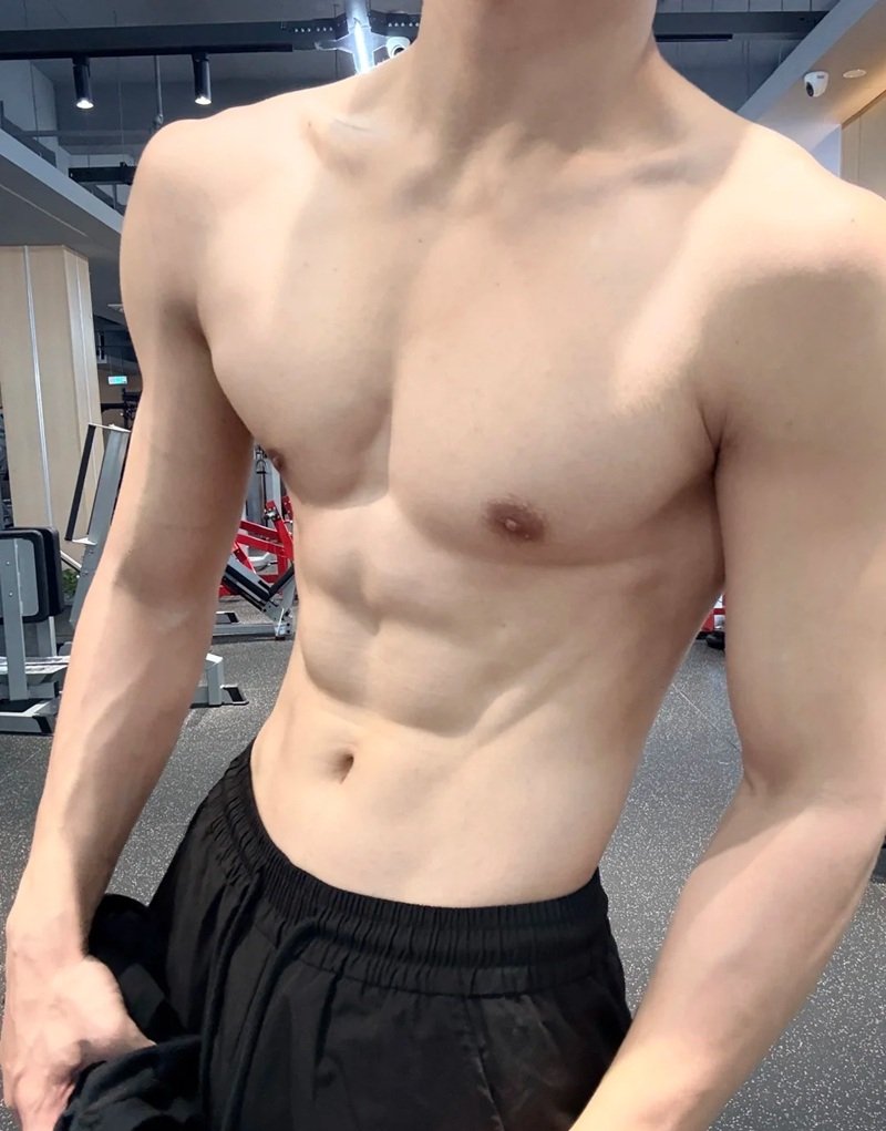 Body 6 múi săn chắc của các vận động viên điền kinh nam