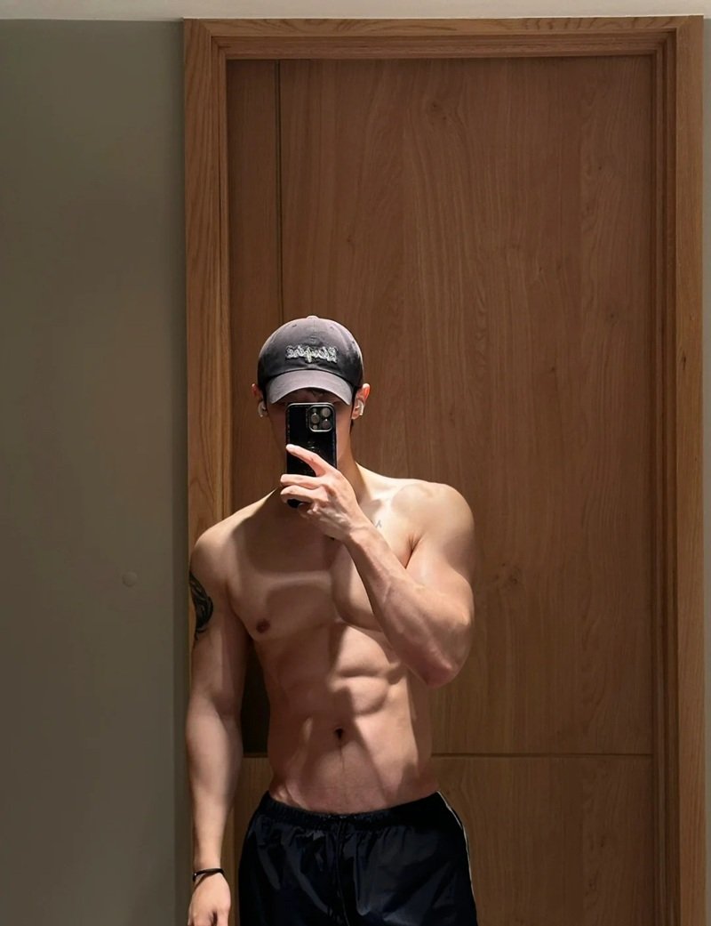 Hot boy 6 múi dạo phố với phong cách thời trang khỏe khoắn