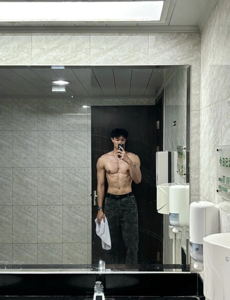Body 6 múi mỏng nhưng săn chắc của các hot boy gen Z