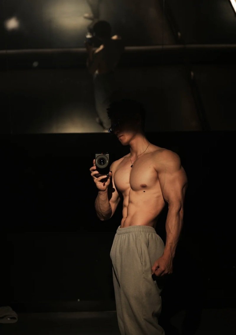 Hot boy 6 múi làn da râm nắng phong cách thể thao năng động
