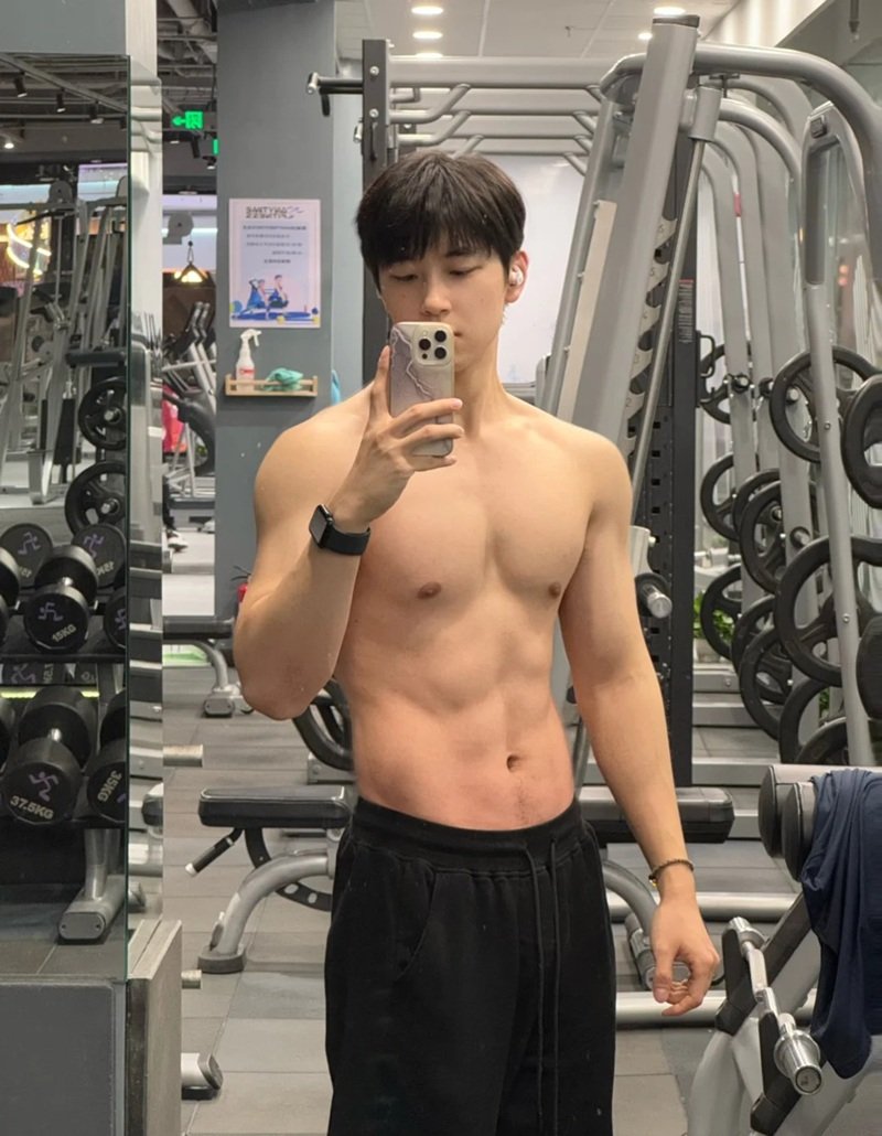 Ảnh trai đẹp 6 múi tạo dáng chuyên nghiệp dưới ánh đèn studio