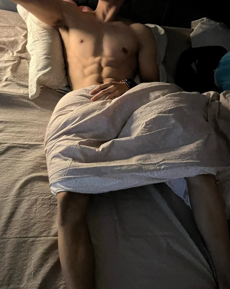 Vẻ đẹp nam tính của trai đẹp 6 múi bên bờ biển nắng vàng
