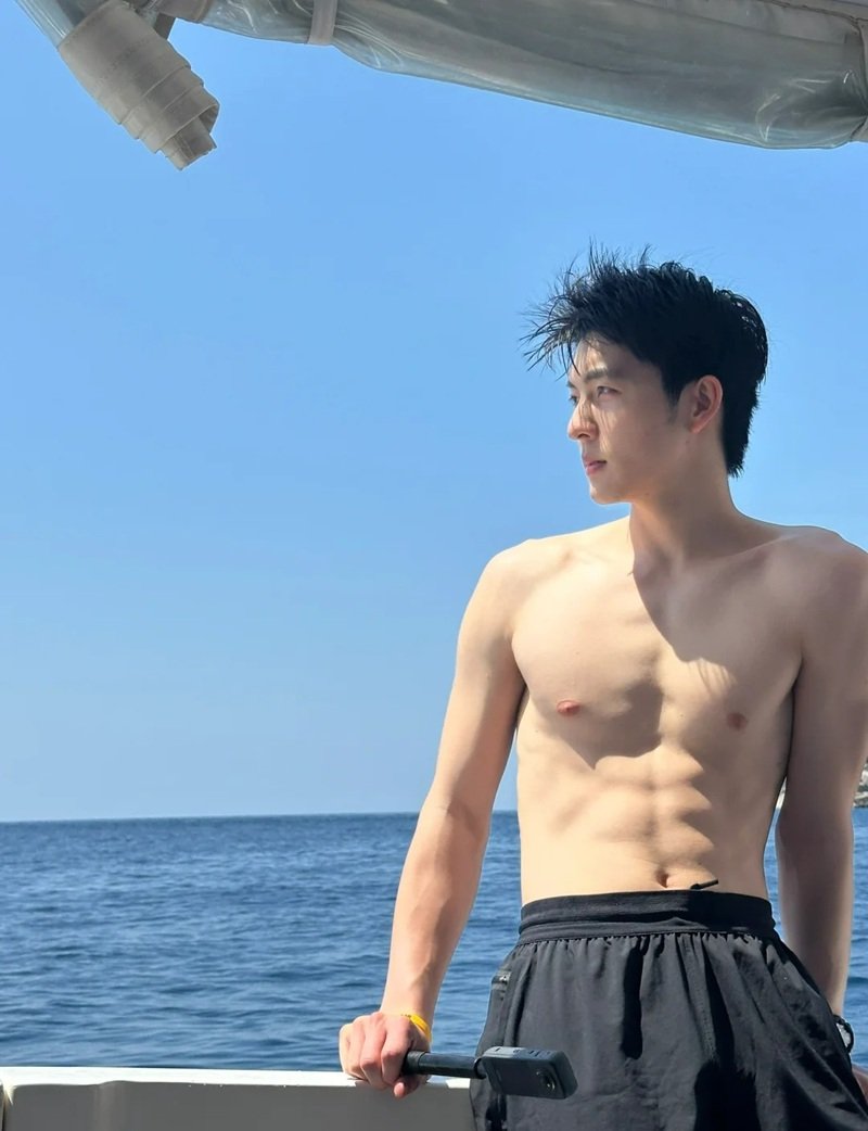 Hot boy 6 múi khoe cơ bụng màng tại phòng gym cực chất