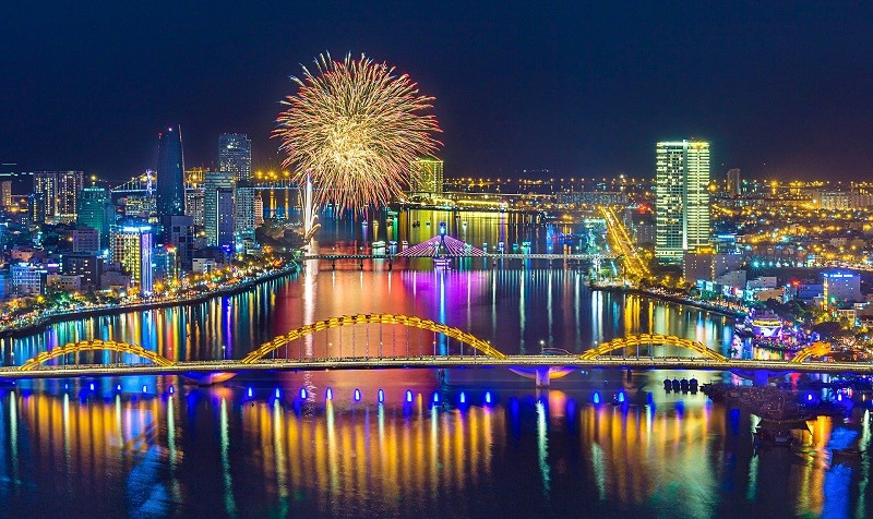 View Cầu Rồng phồn hoa lúc về đêm
