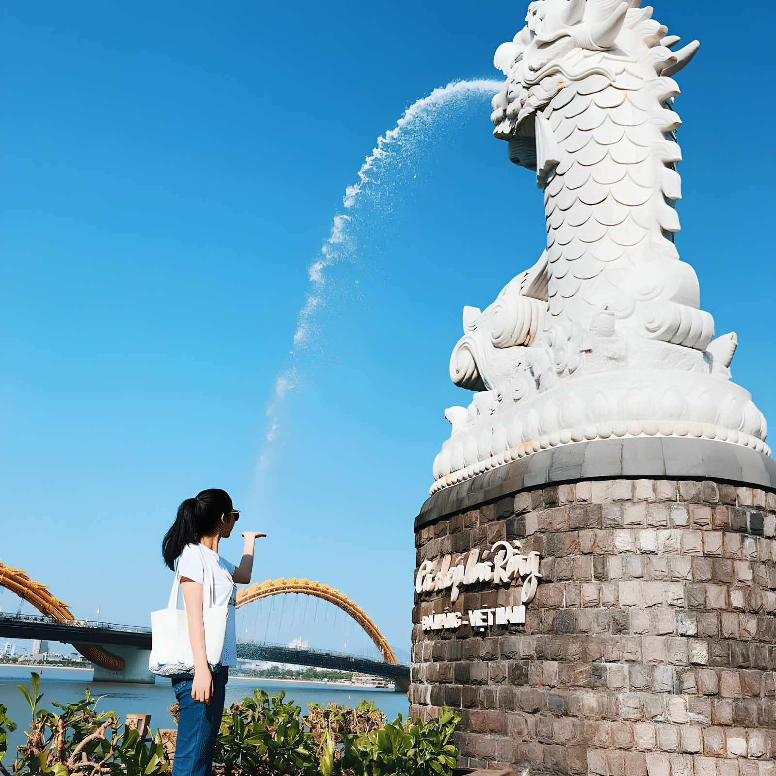 Check-in ở tượng cá chép hoá rồng tại Đà Nẵng