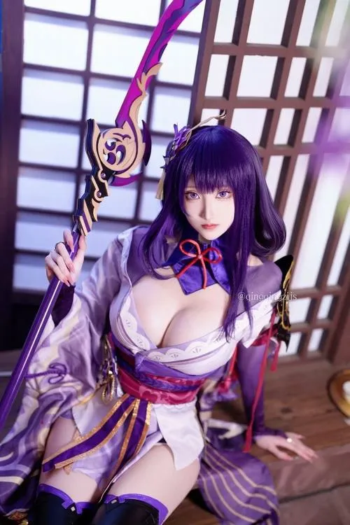 Gái xinh cosplay ngực bự phong cách hầu gái quyến rũ