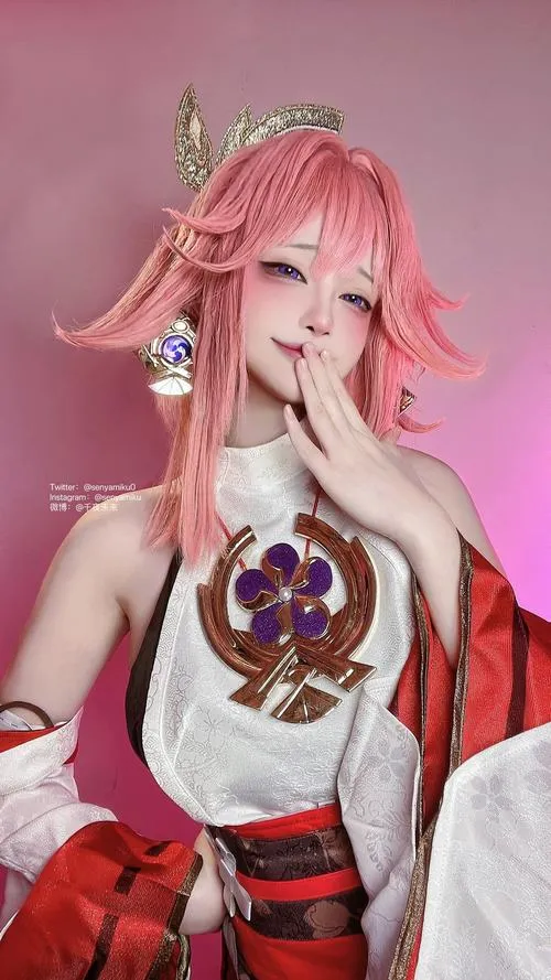 Gái xinh cosplay ngực bự diện trang phục bó sát gợi cảm