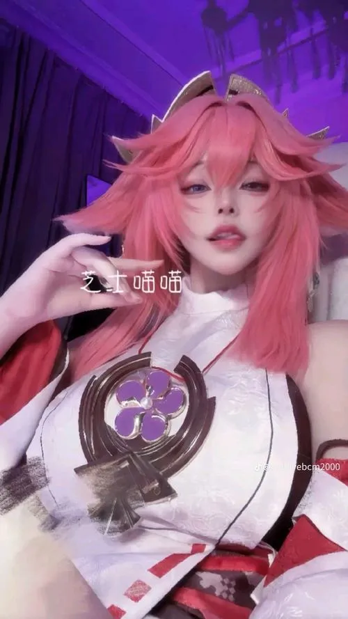 Cosplay vú bự khoe vóc dáng phồn thực chuẩn siêu mẫu