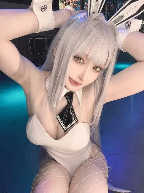 Cosplay vú bự khoe eo thon và đôi gò bồng đảo căng đầy
