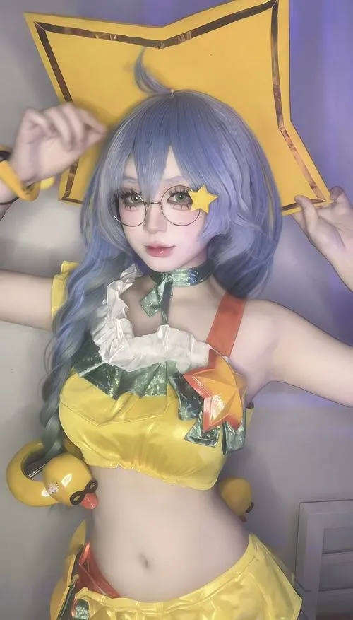 Gái xinh cosplay ngực bự góc chụp từ trên xuống sexy