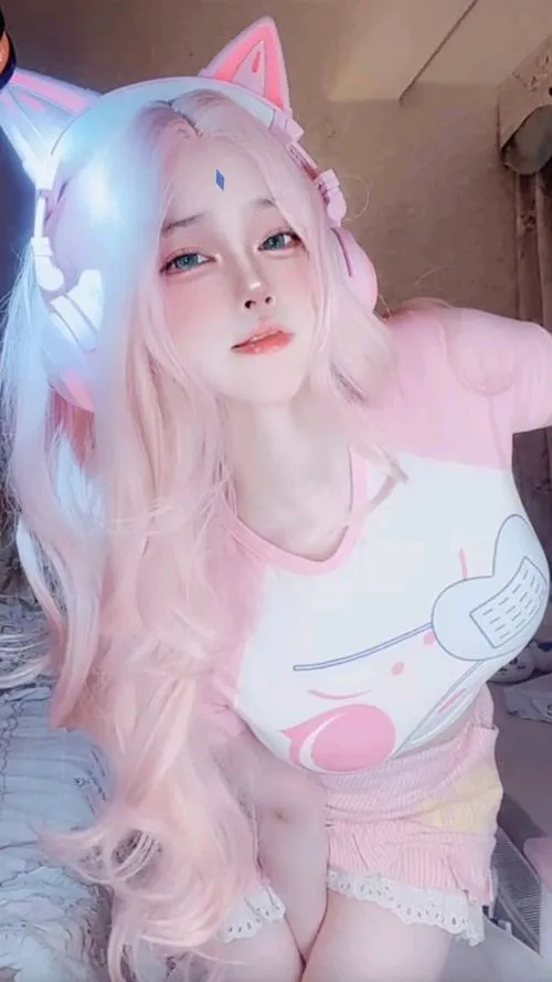 Màn cosplay sexy hóa thân thành nữ thần với vòng 1 nảy nở
