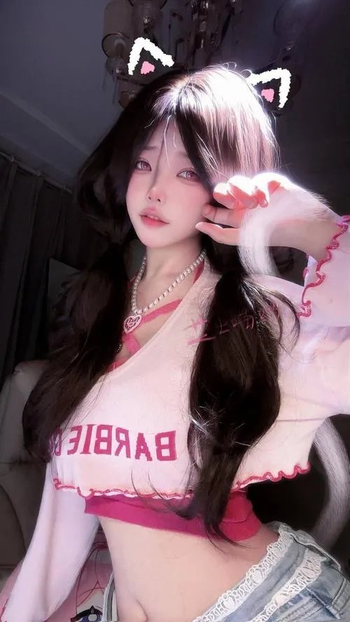Gái xinh cosplay ngực bự hóa thân thành nữ chiến binh sexy