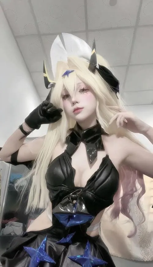 Ảnh cosplay sexy bối cảnh cyberpunk ánh sáng neon rực rỡ