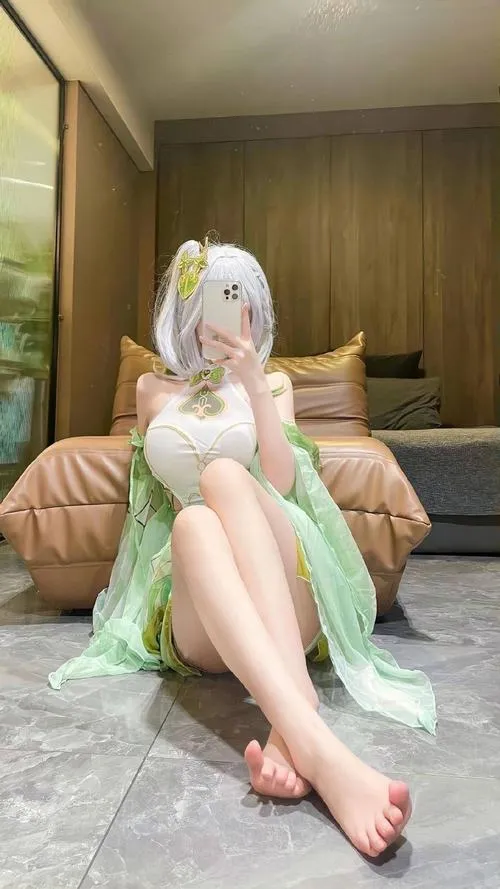 Cosplay vú bự với gương mặt ngây thơ và body rực lửa